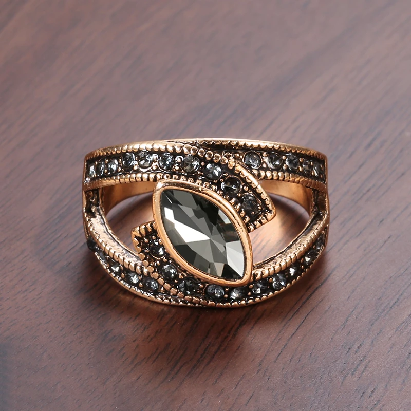 Eleganter Ring mit schwarzem Kristall