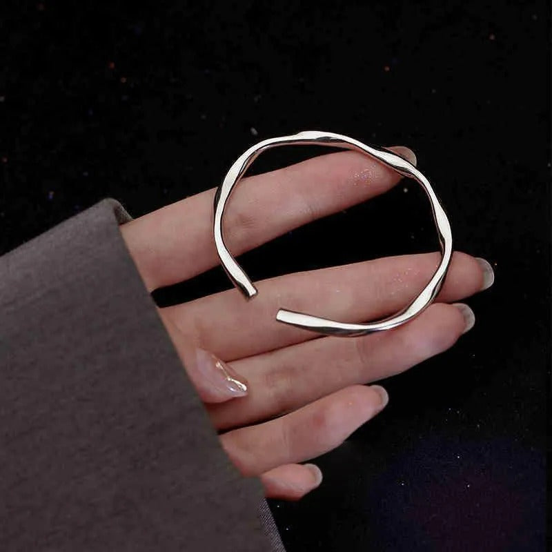 Dicke verstellbare Armspange aus 925er Silber mit unregelmäßiger Form